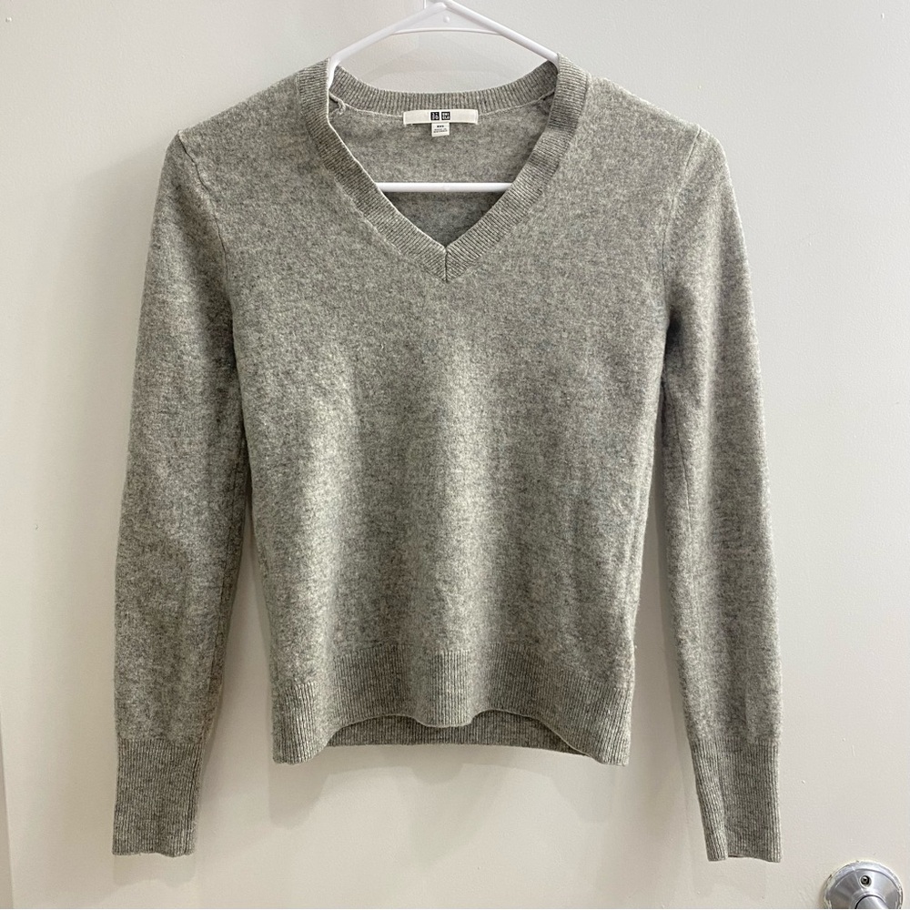 UNIQLO 100% Cashmere Women's Gray V-Neck Sweater